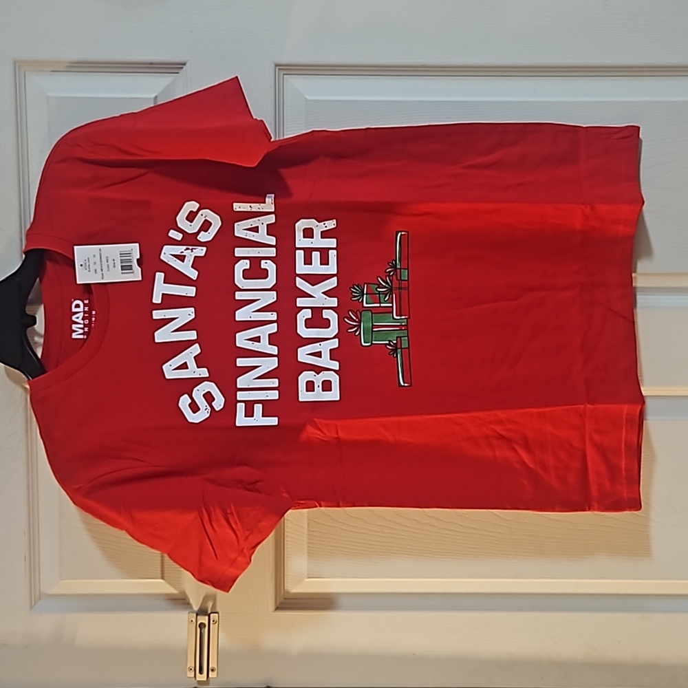 MAD ENGINE SANTA’S FINANCIAL BACKER GRAPHIC TEE: RED: NEW WITH TAGS: SIZE MEDIUM